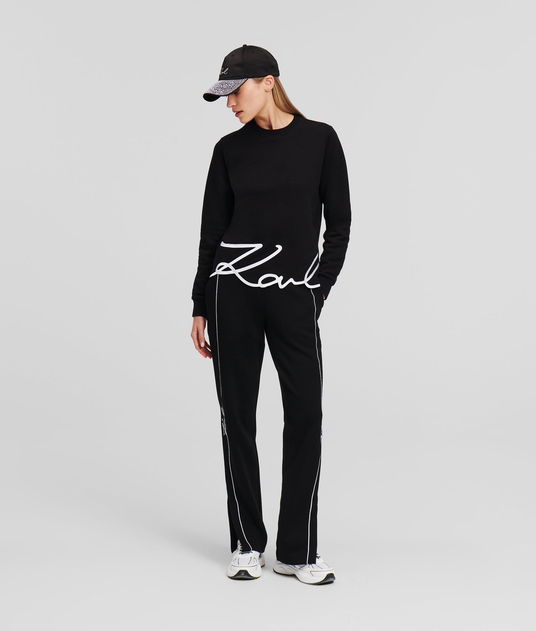 SIGNATURE HEM SWEATSHIRT