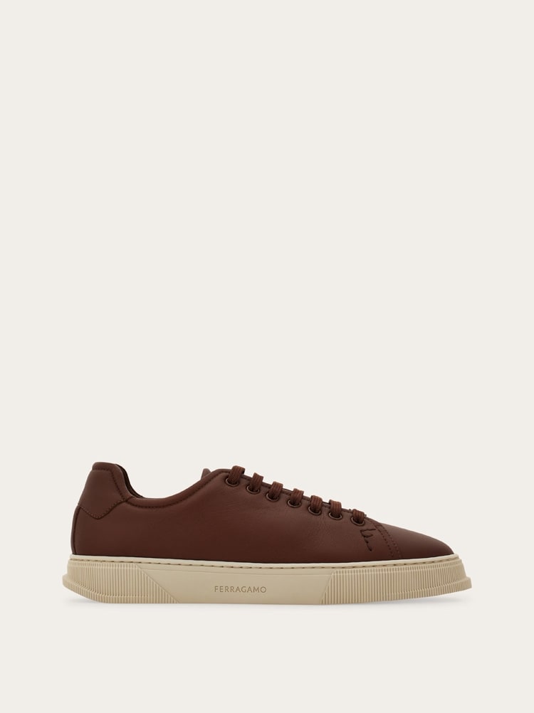 Elastic lace sneaker