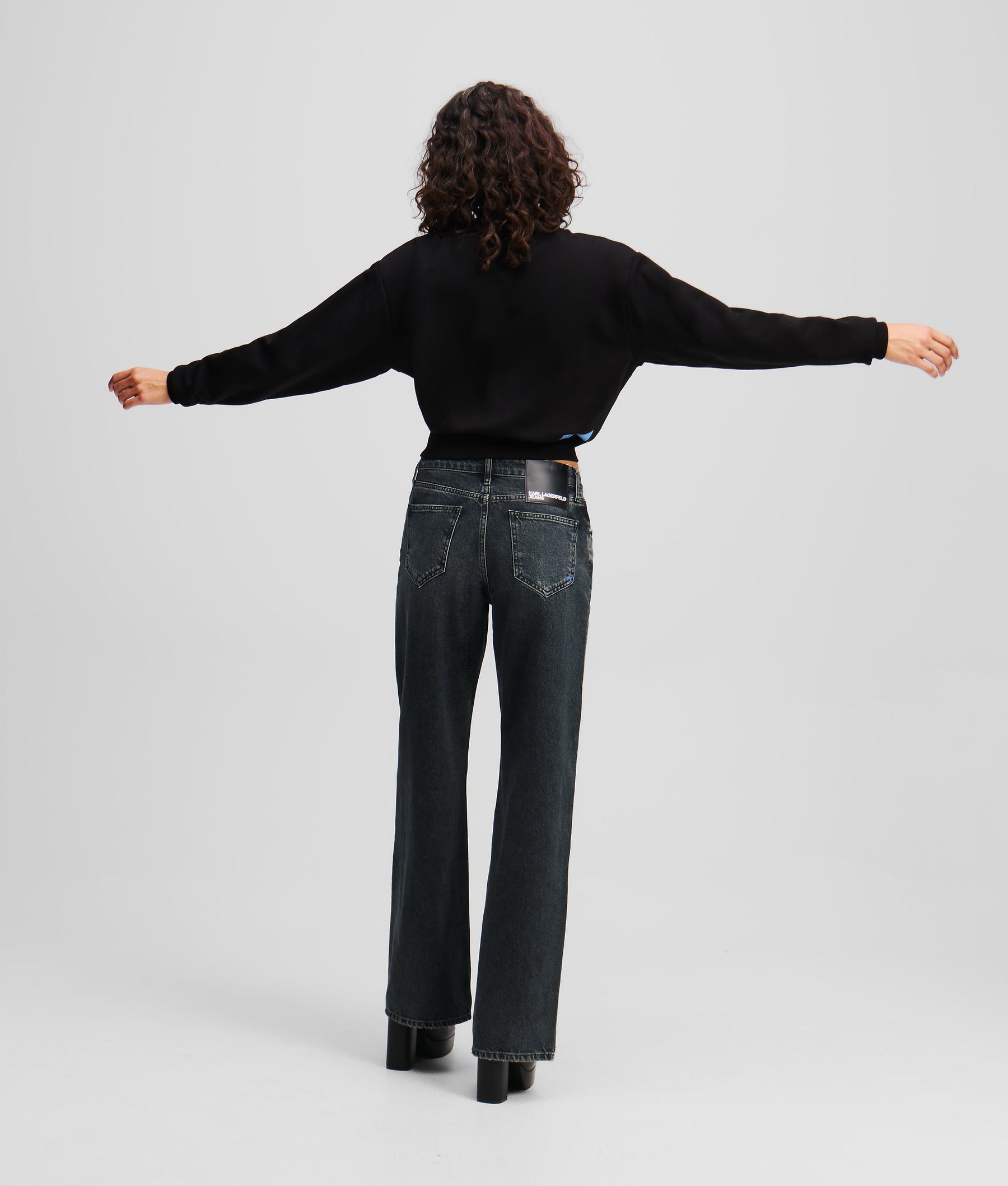 MID-RISE RELAXED JEANS