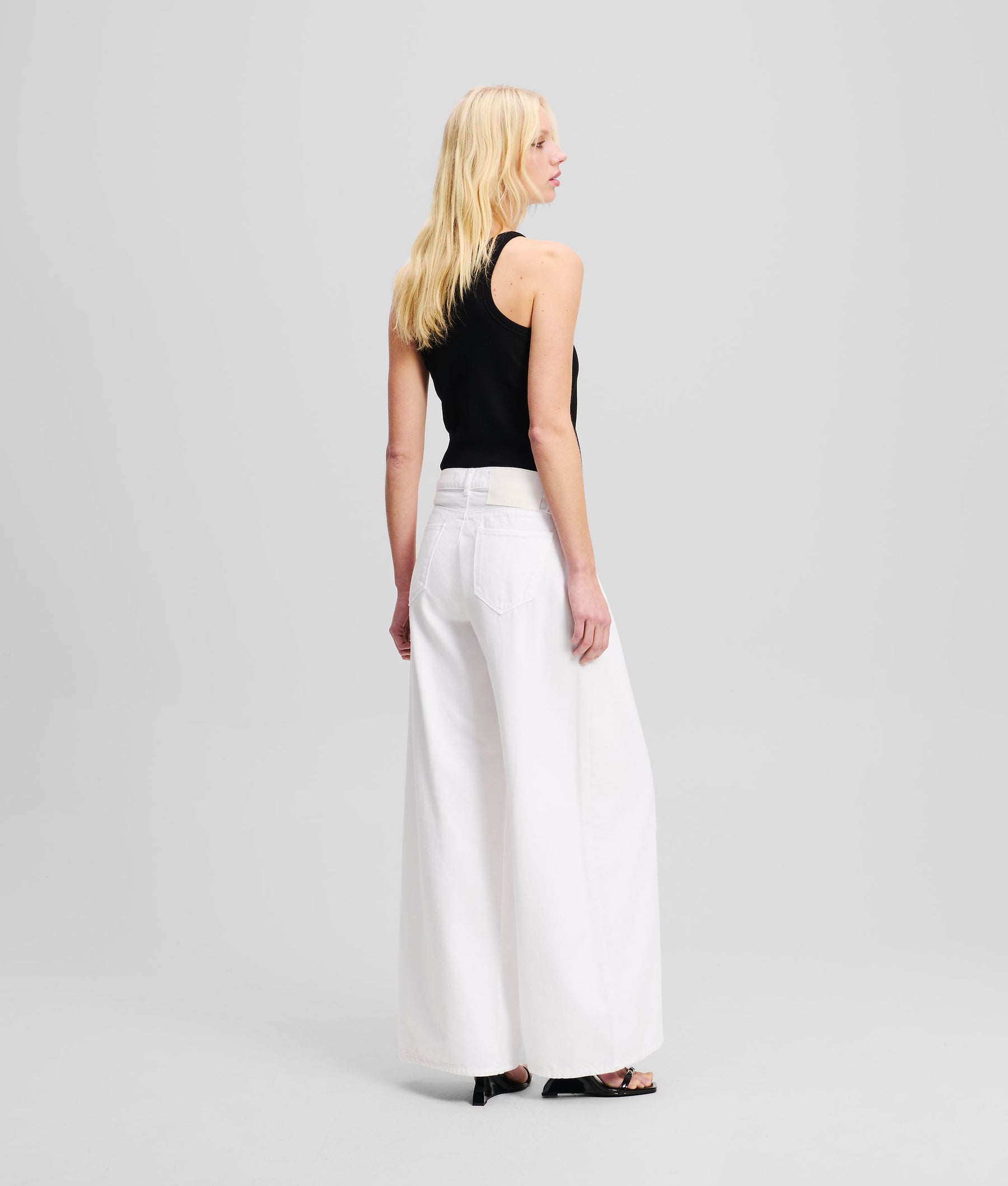MID-RISE WIDE-LEG JEANS