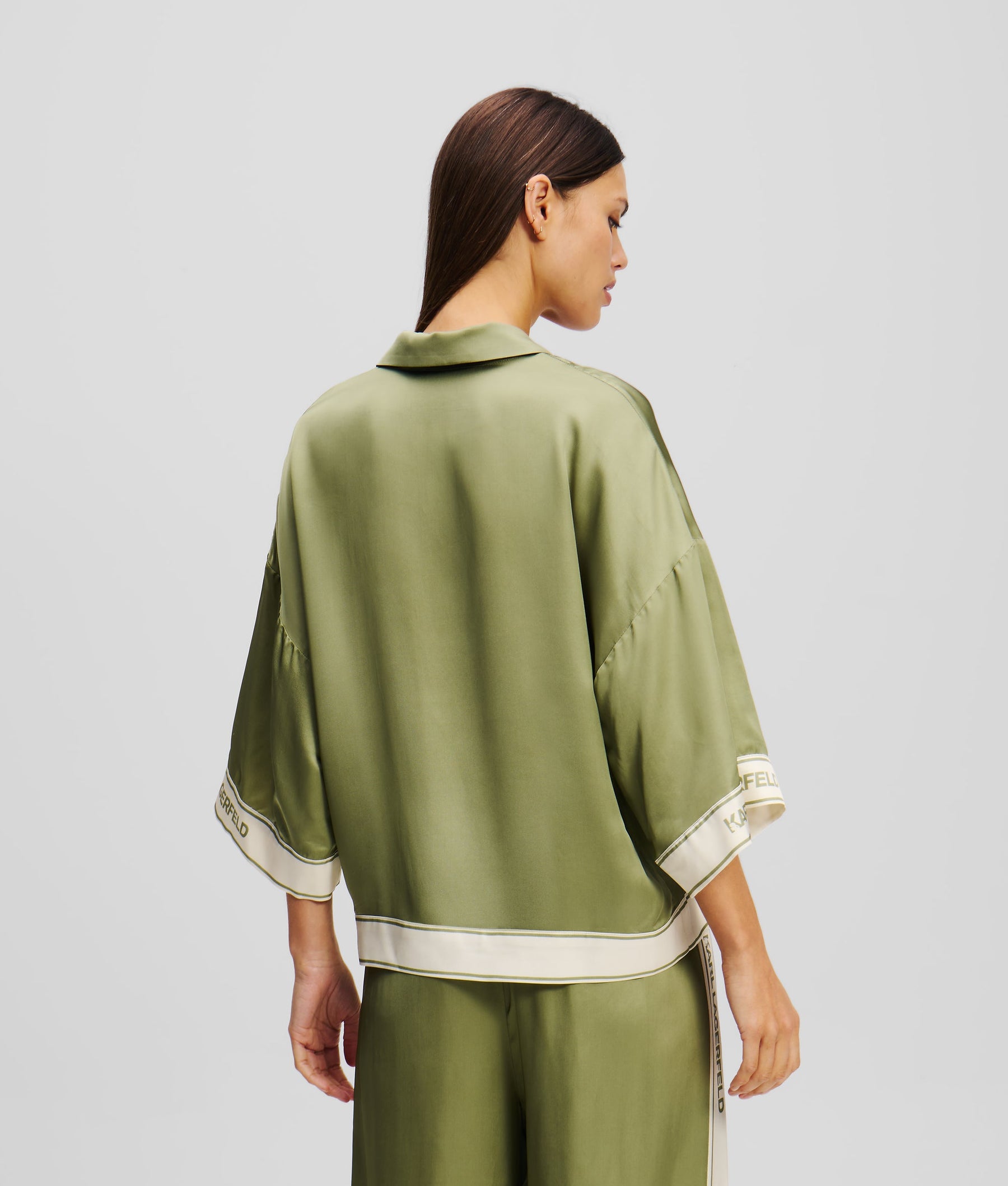 SHORT-SLEEVED BLOUSE