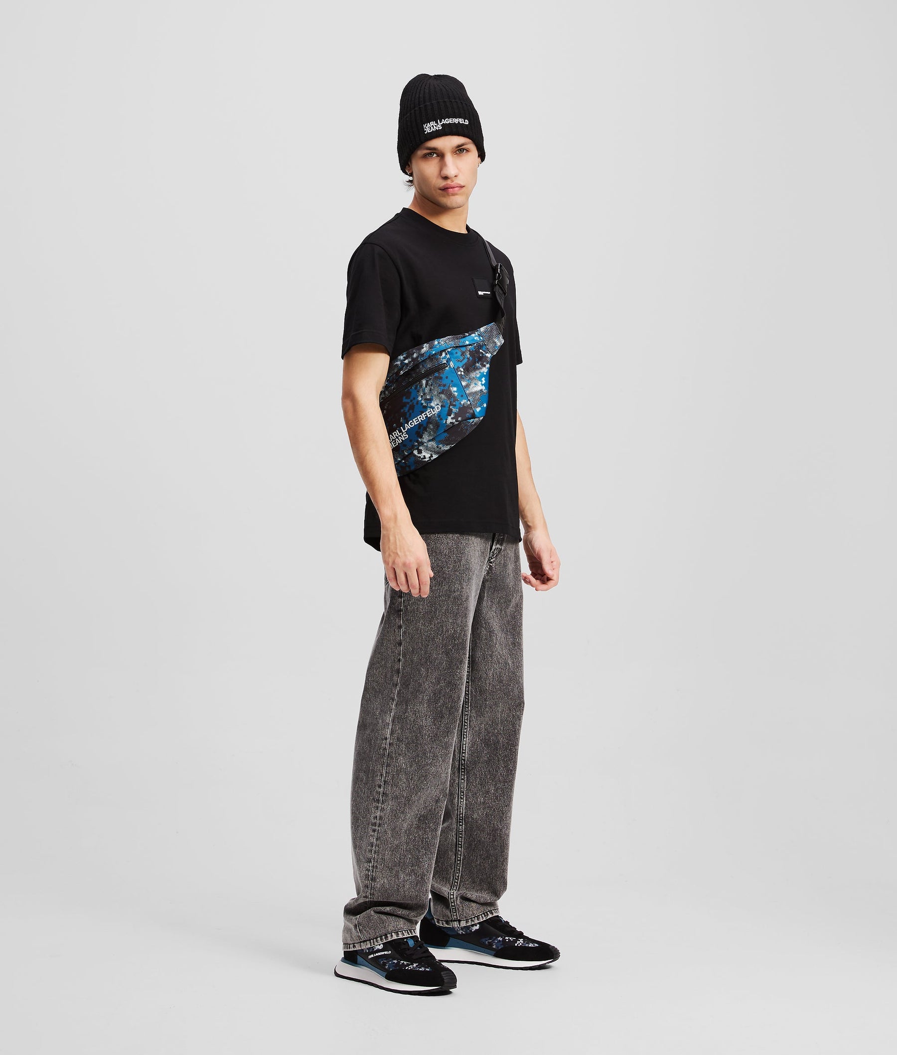 GRAPHIC T-SHIRT