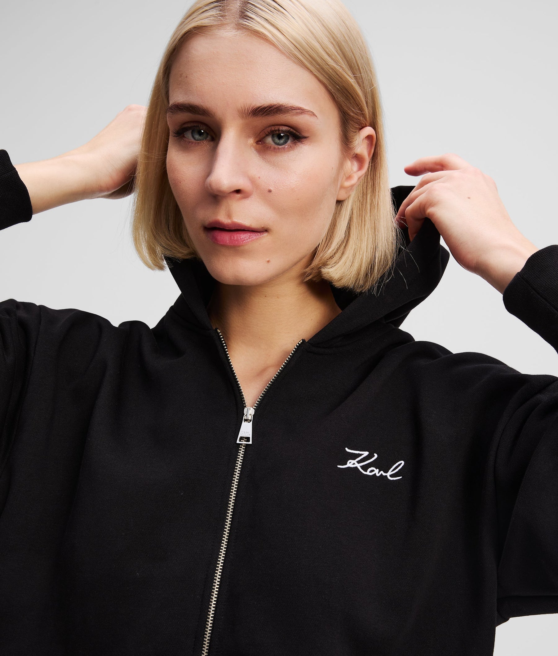 SIGNATURE ZIP-UP HOODIE