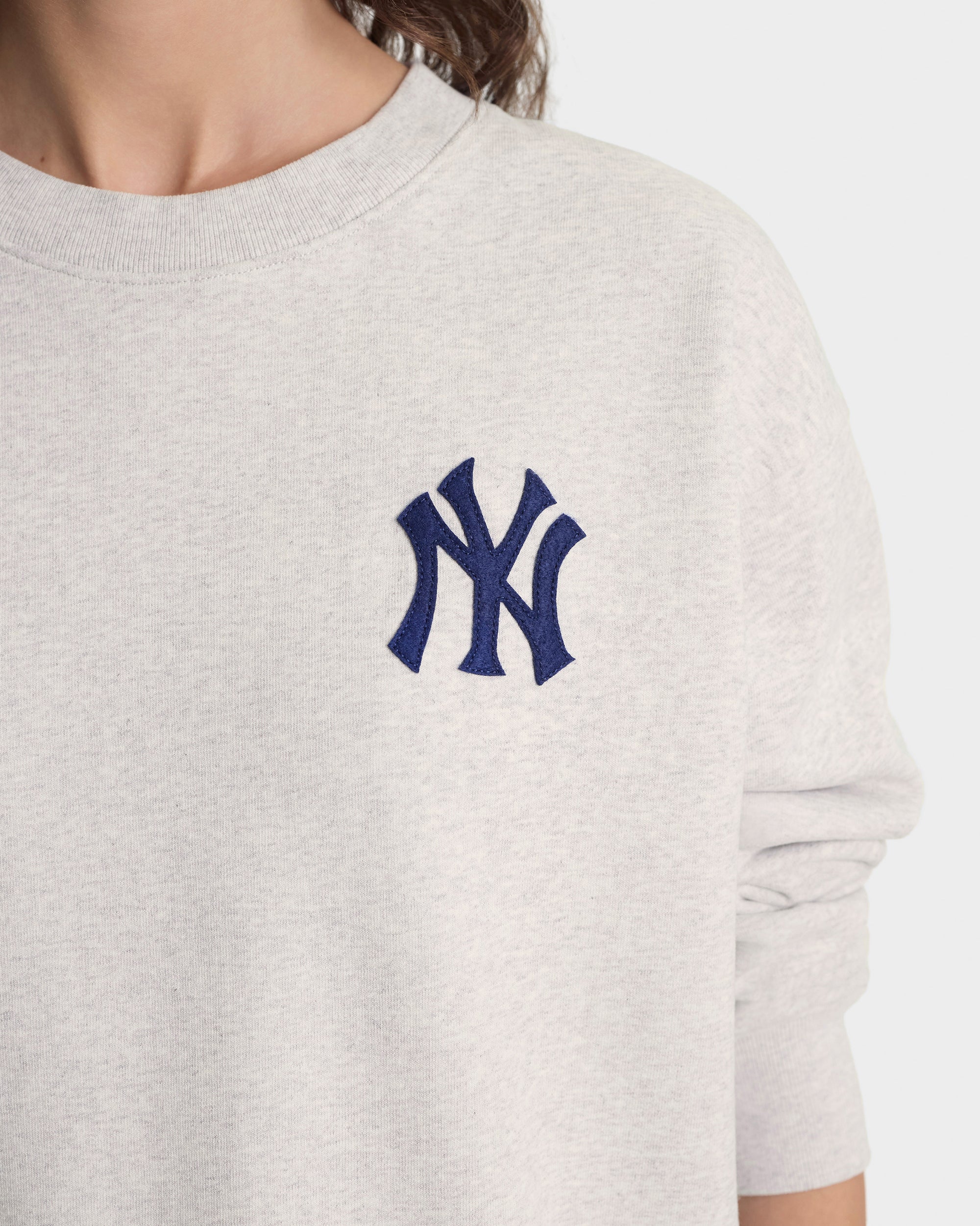 Heritage Yankees Serif Crewneck - Heather Gray/Navy