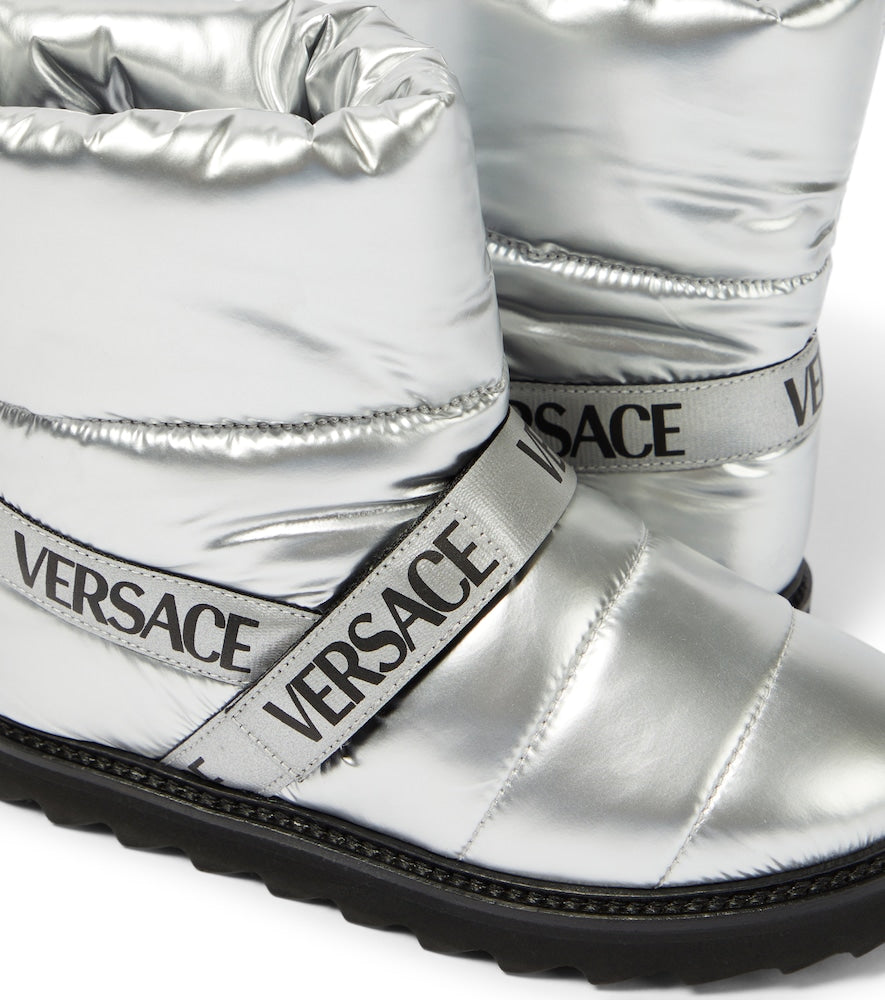 Logo snow boots