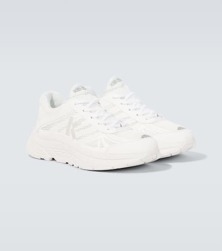Pace sneakers