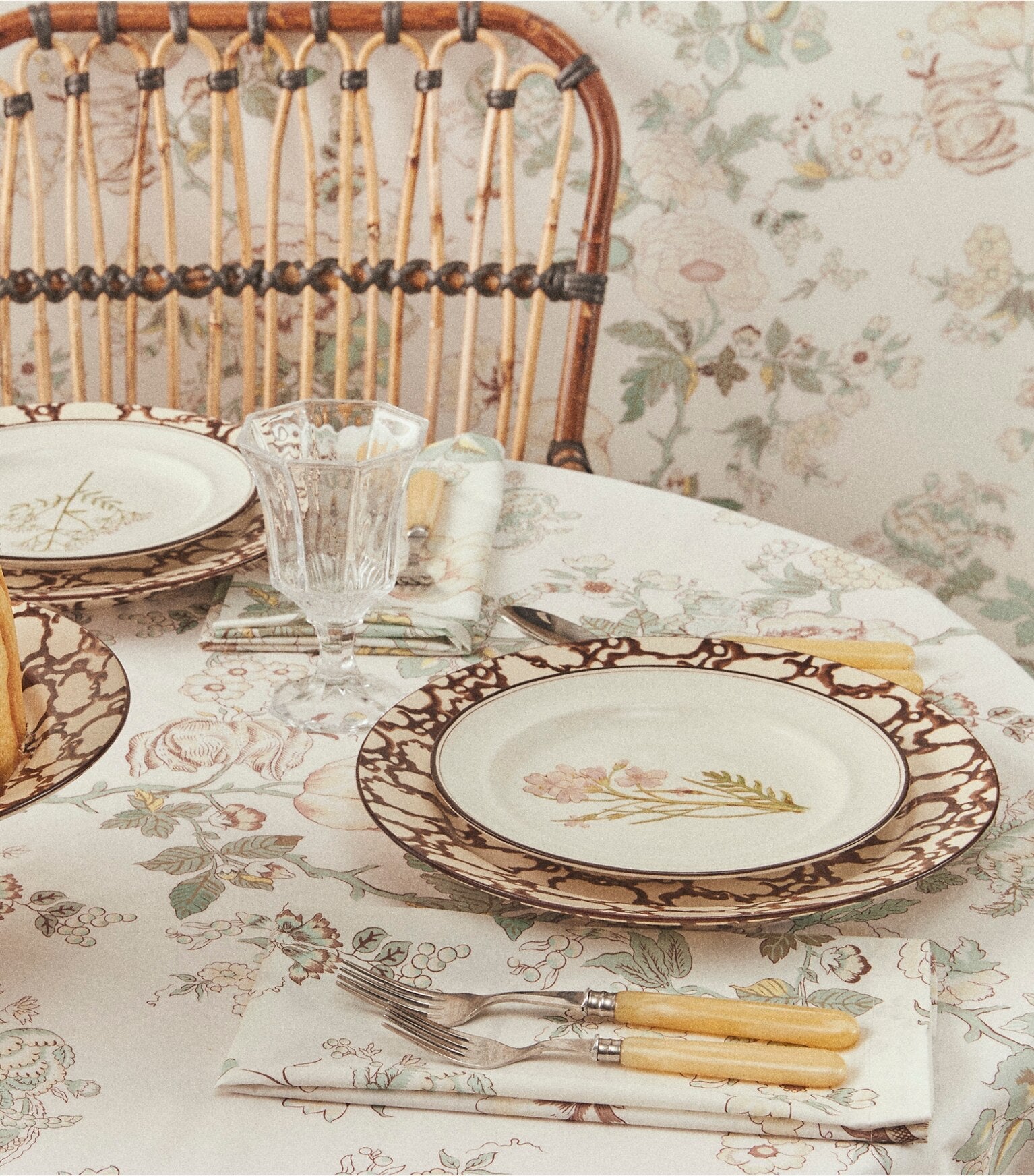 Happy Times Bouquet Round Tablecloth, 90"