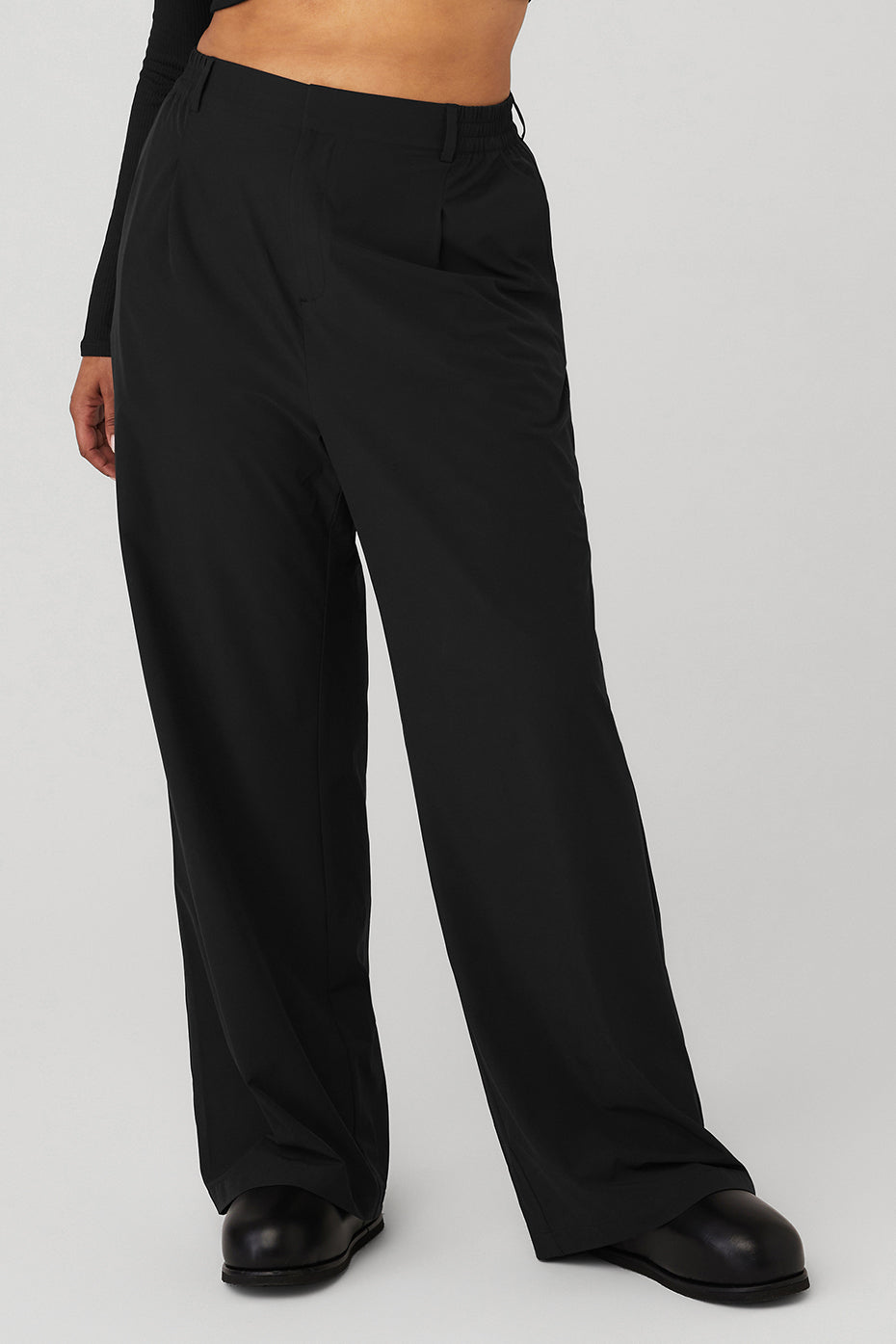 High-waist pursuit trouser in black with a relaxed wide-leg fit and classic details, perfect for work or casual outings.