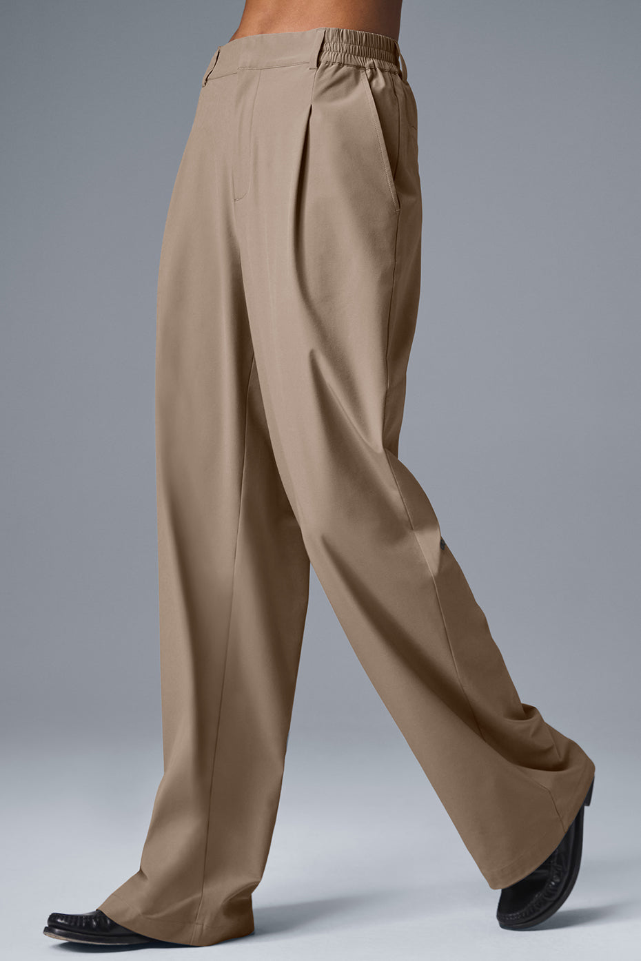 High-waist pursuit trouser long in a relaxed, wide-leg fit with tailored details and comfortable stretch-infused fabric.