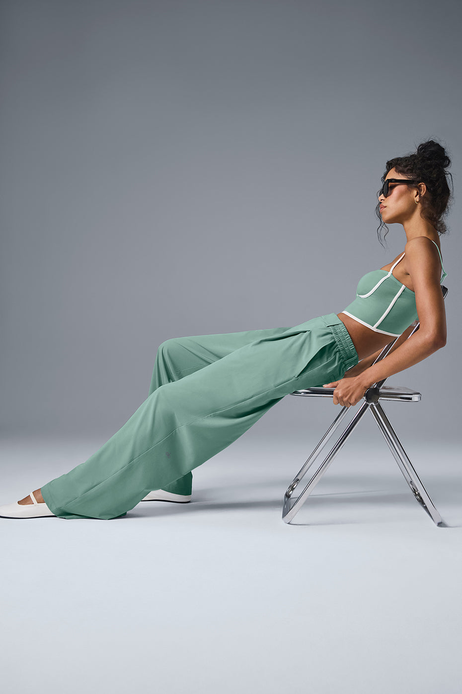 Model in high-waist pursuit trousers styled with a sleek top, showcasing modern fit and relaxed wide-leg design.