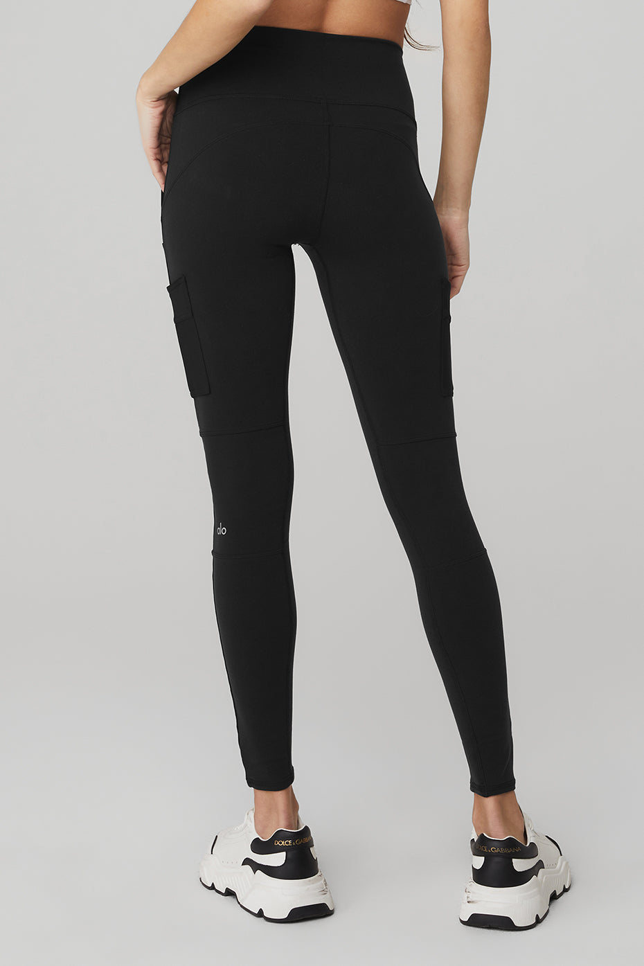 High-Waist Cargo Legging in black with pockets for studio, street and on-the-go style, designed to sculpt and lift.