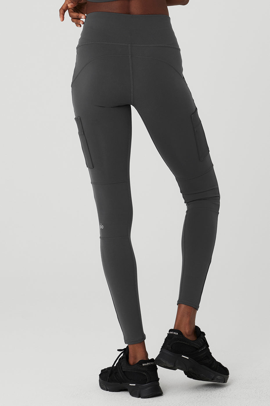High-waist cargo legging in dark gray with pockets, perfect for studio and street styles.