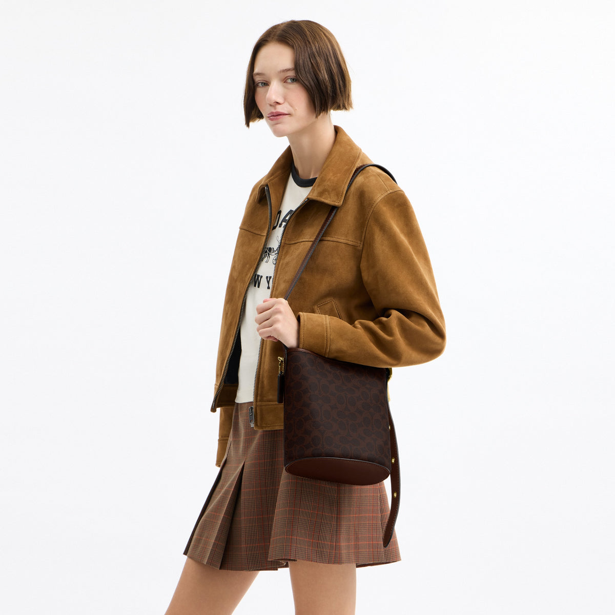 Bleecker Bucket Bag 21 In Signature Canvas