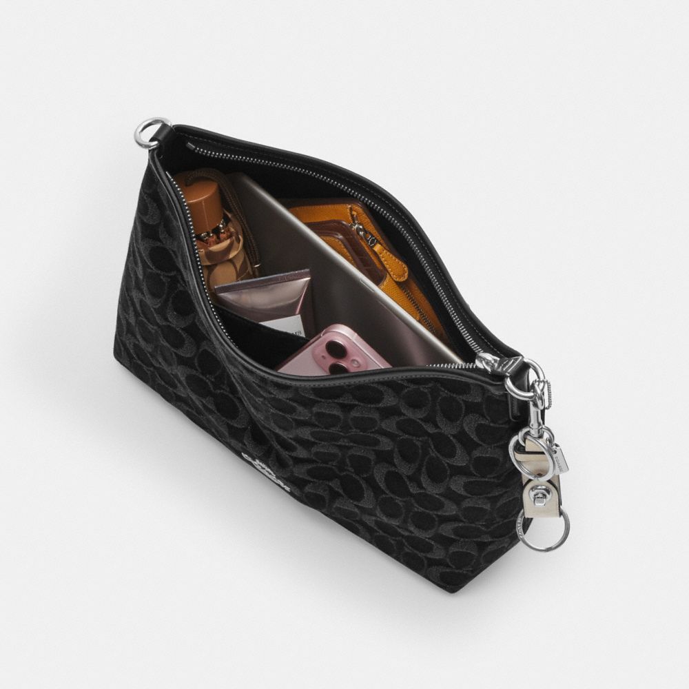 Laurel Shoulder Bag With Pockets In Loved Leather