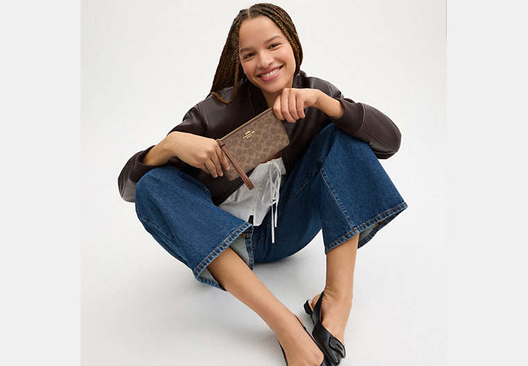 Large Corner Zip Wristlet In Signature Canvas