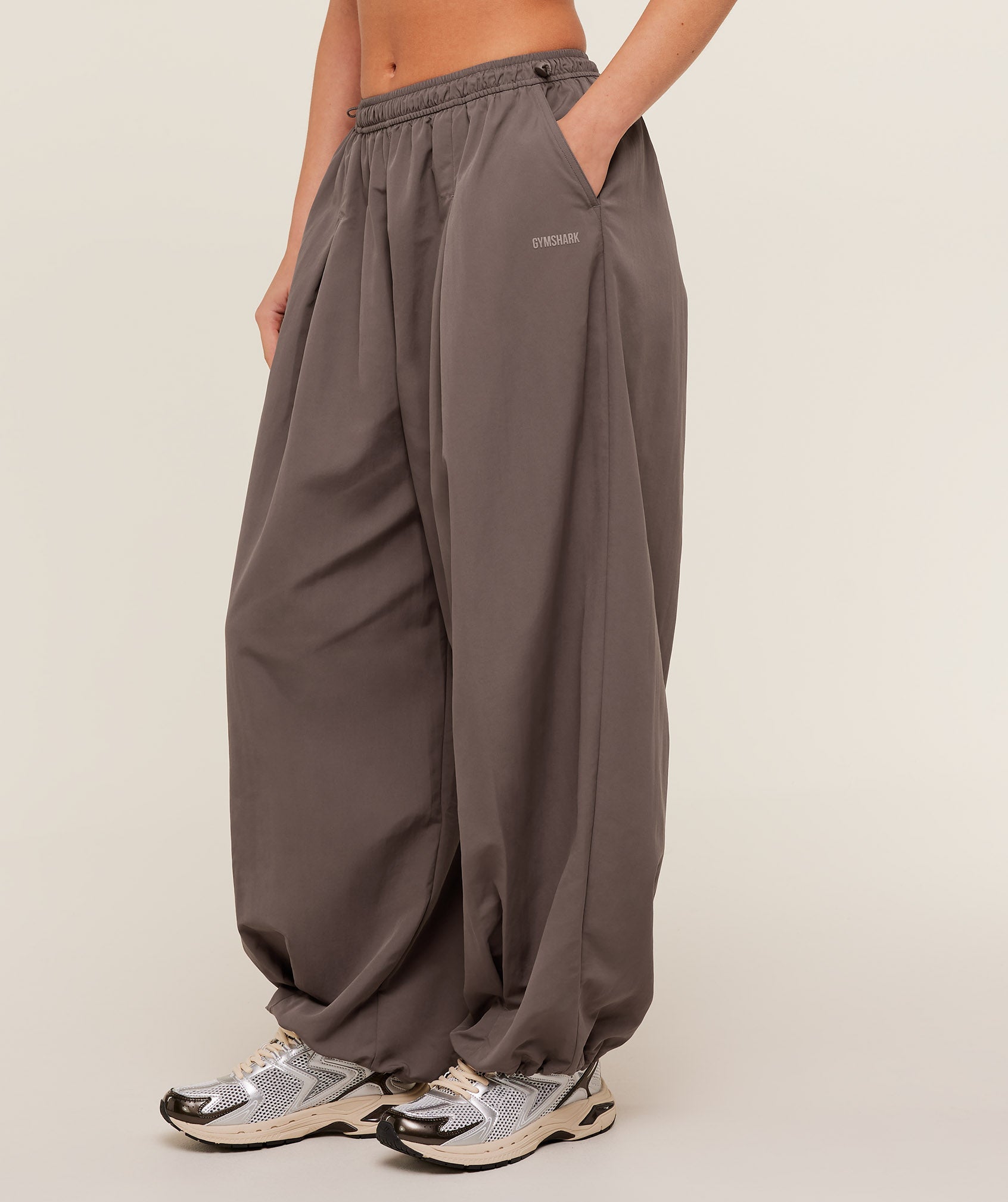 Gymshark Weekend Lifestyle Parachute Pant - Cool Brown
