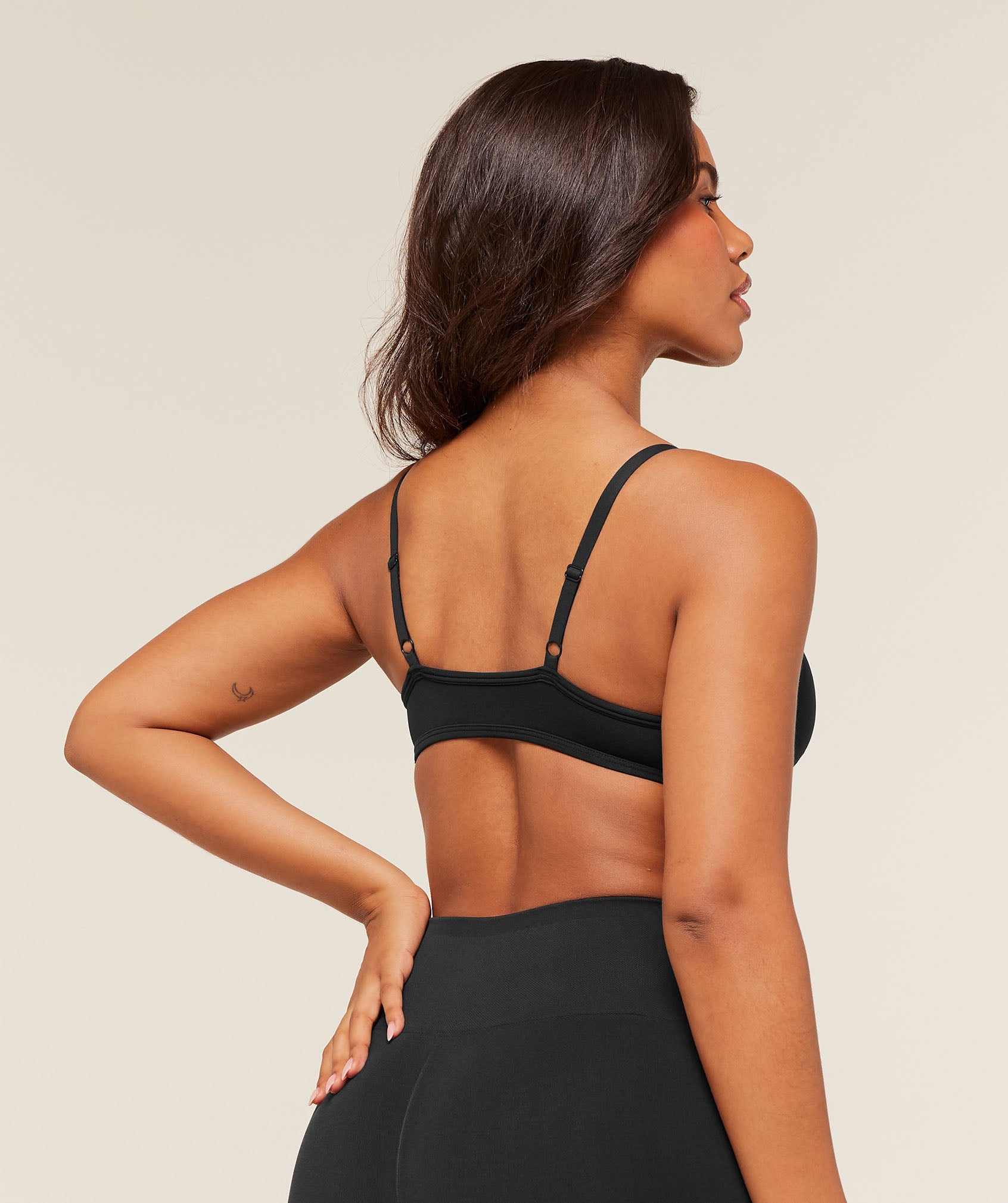 Gymshark Soft Sculpt V-neck Sports Bra - Black
