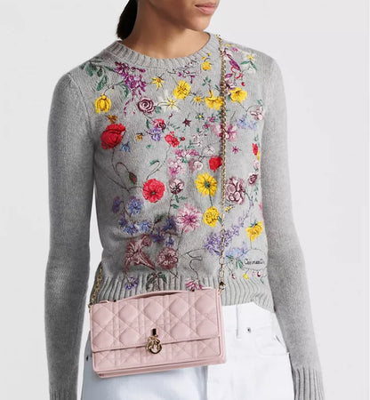 Powder-pink lambskin with Cannage motif
