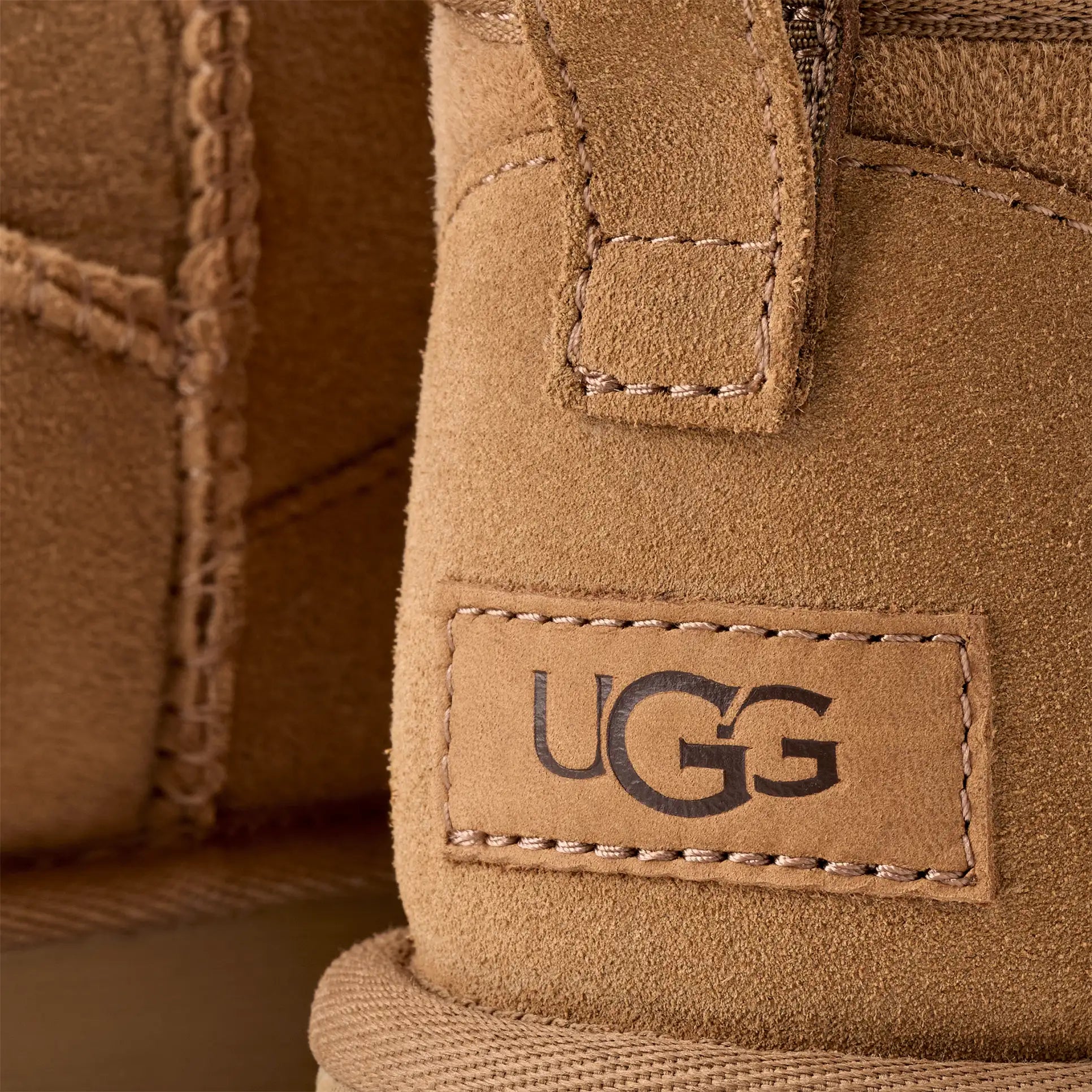 UGG Classic Ultra Mini Boot – 17mm Sheepskin, Lightweight Outsole, Easy On-Off Design