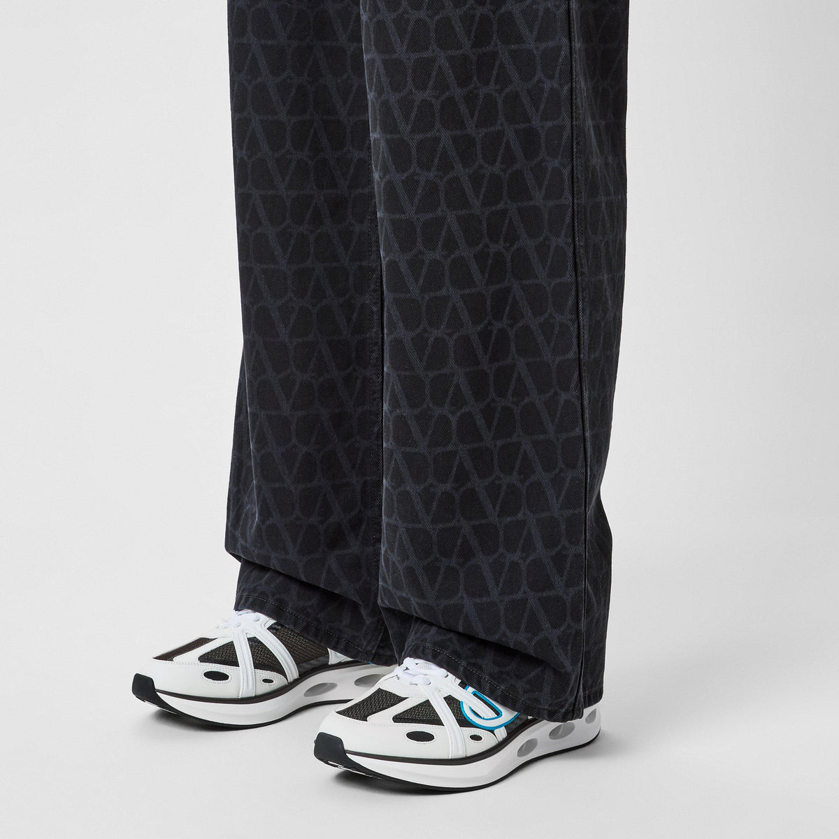 V-Logo Trainers
