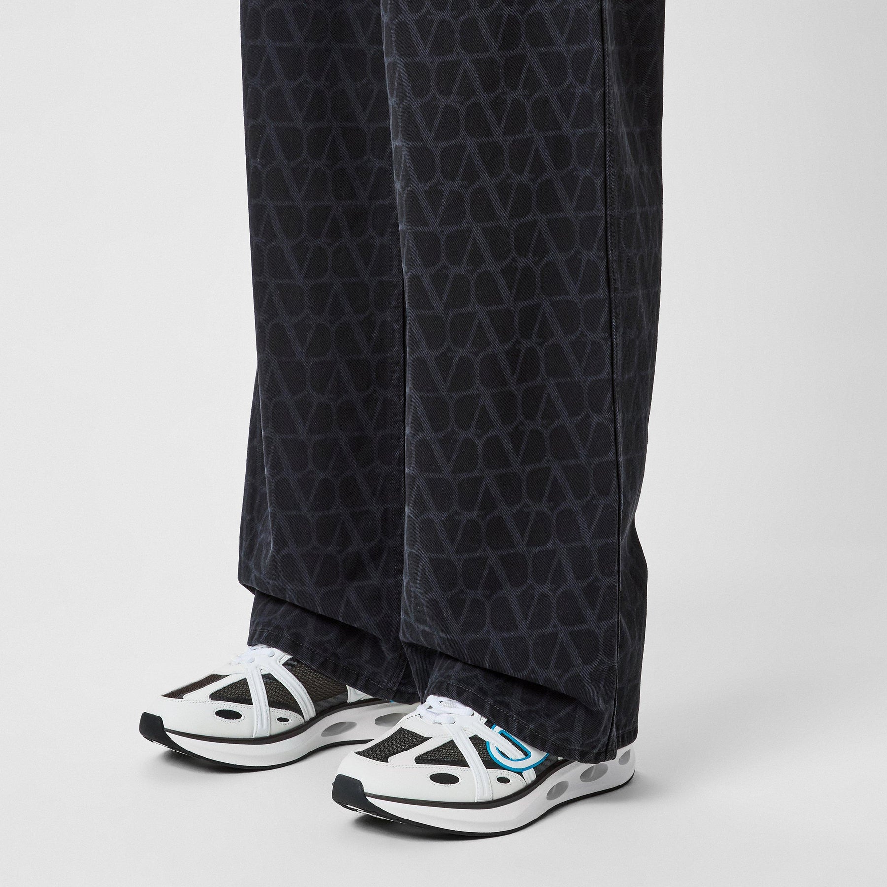 V-Logo Trainers