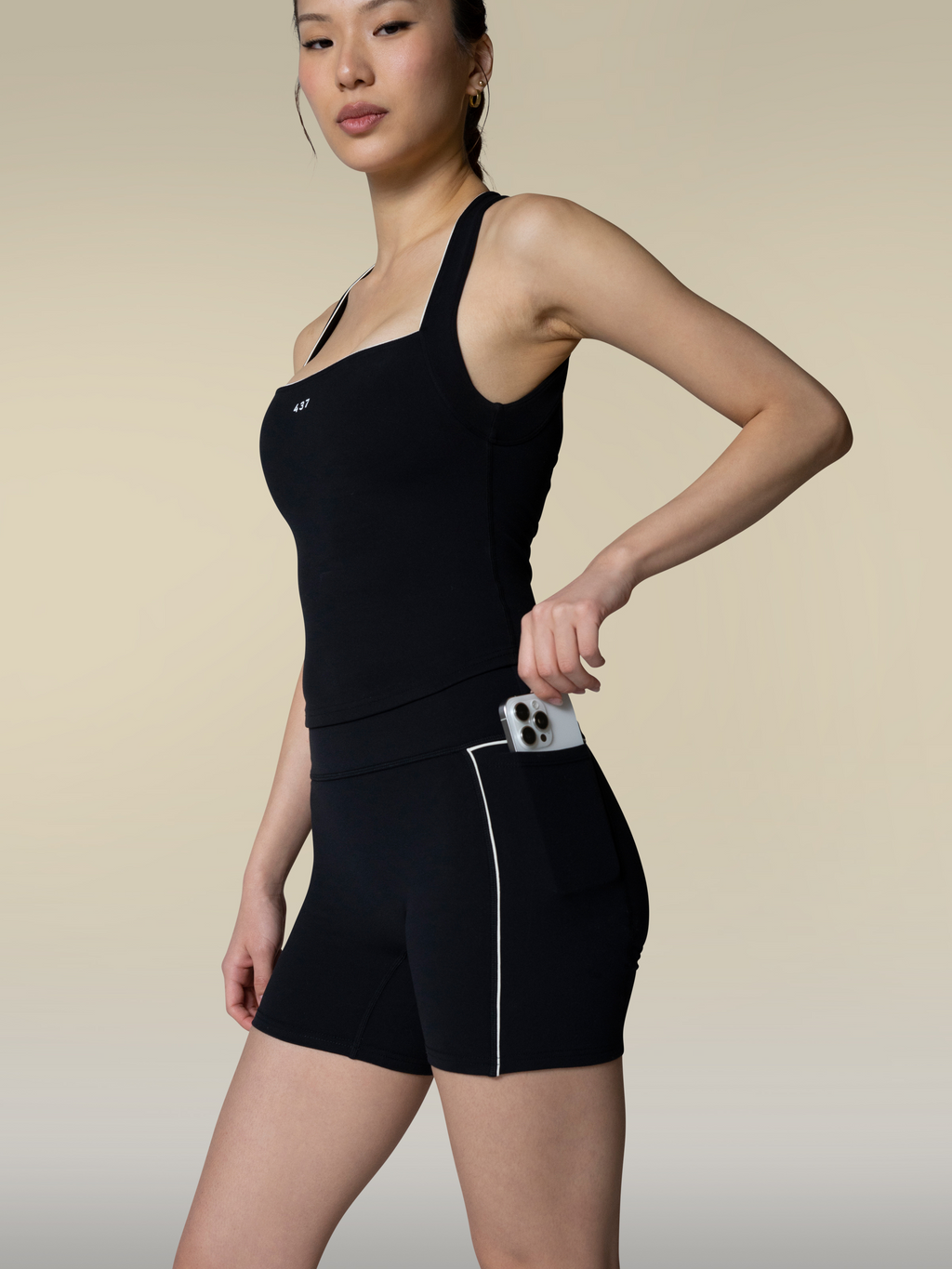 The Studio Short / Black-Crème