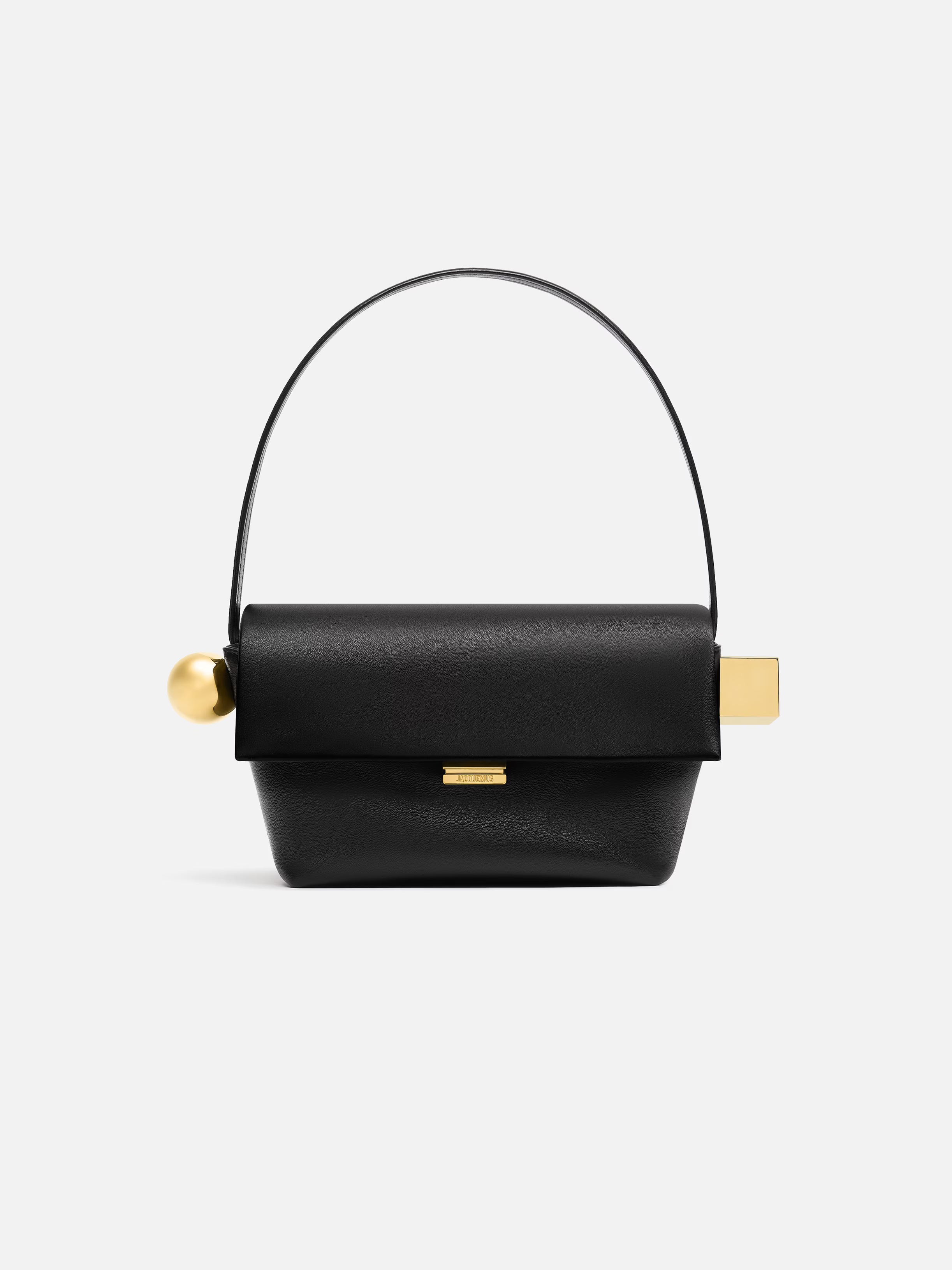The Rond Carré Shoulder bag with flap.
