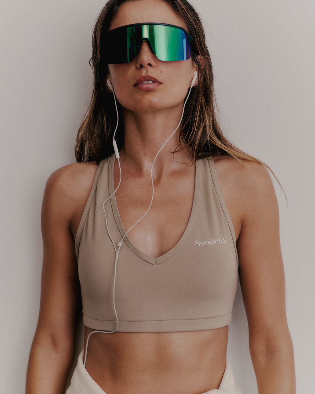 Serif Logo V Neck Sports Bra - Elephant/White