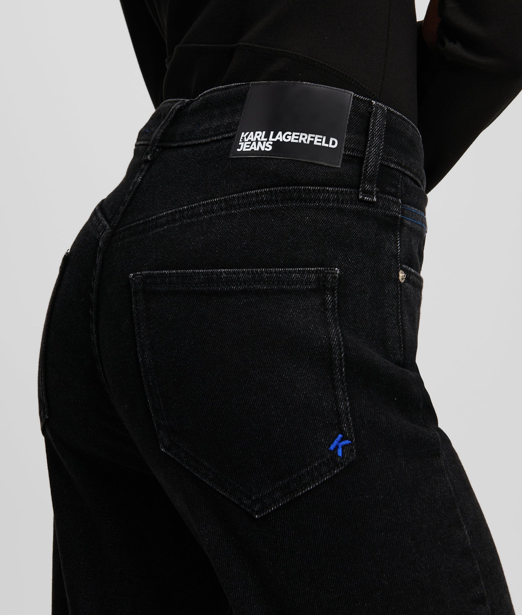 HIGH-RISE STRAIGHT JEANS