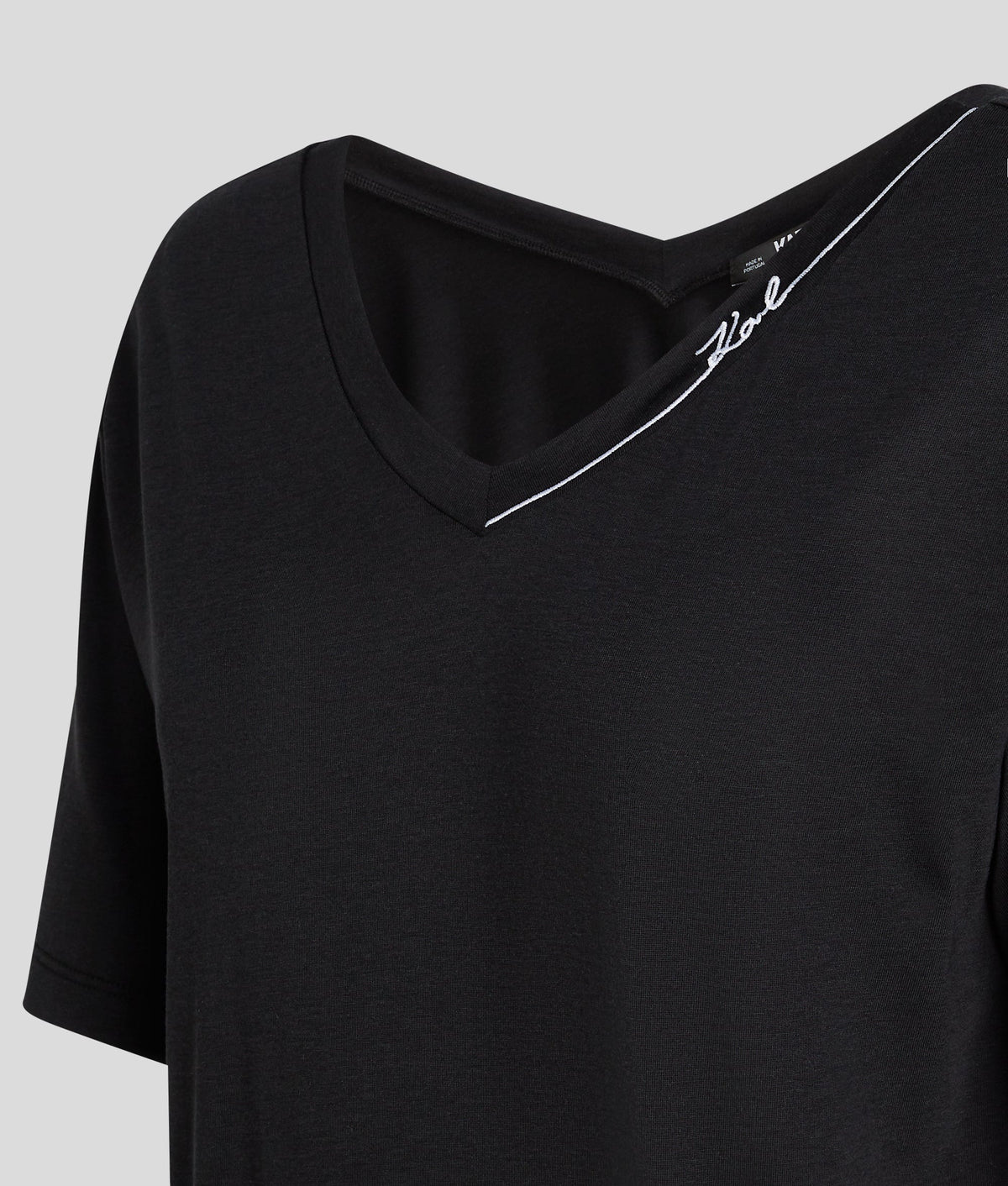 SIGNATURE V-NECK T-SHIRT