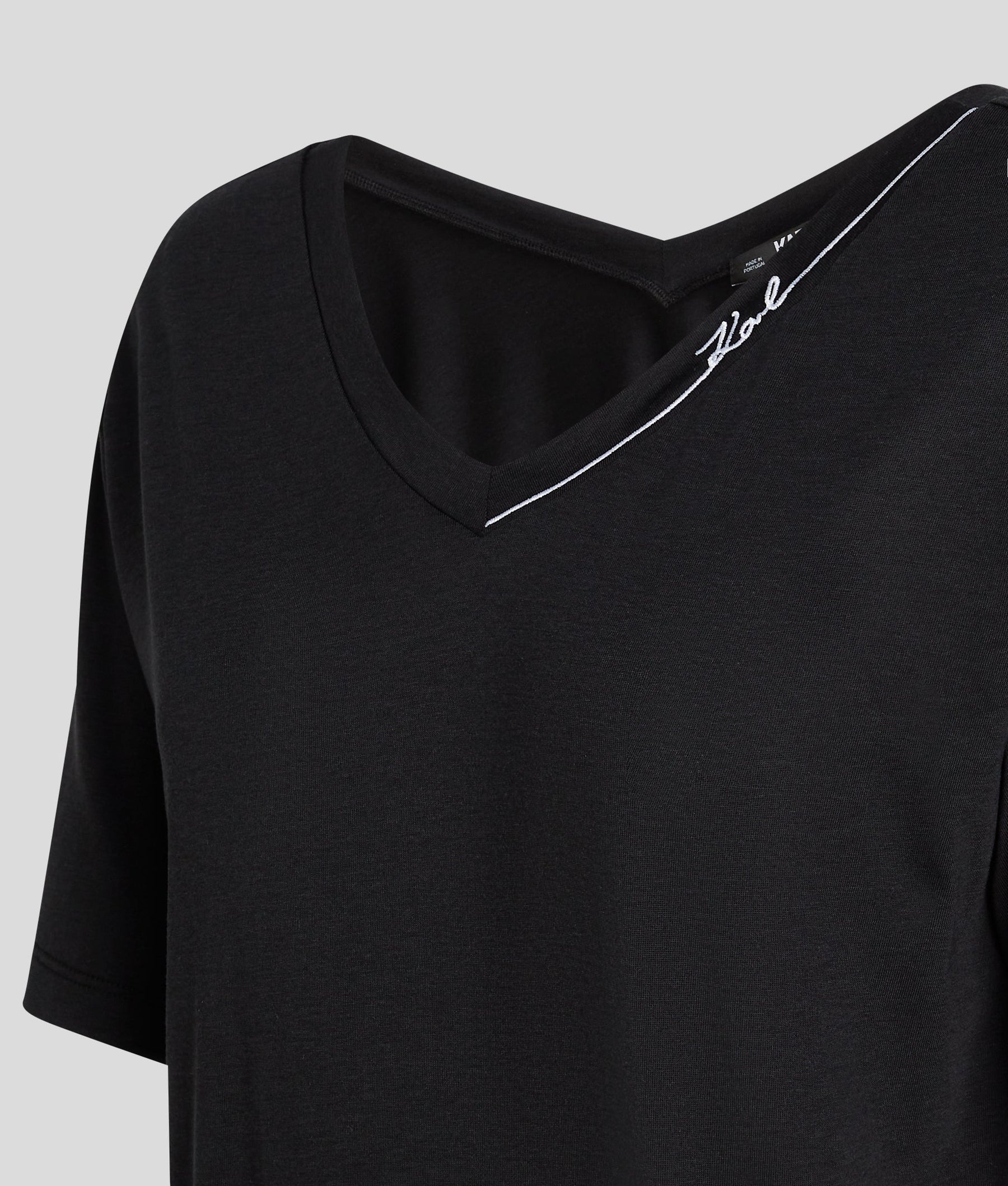 SIGNATURE V-NECK T-SHIRT