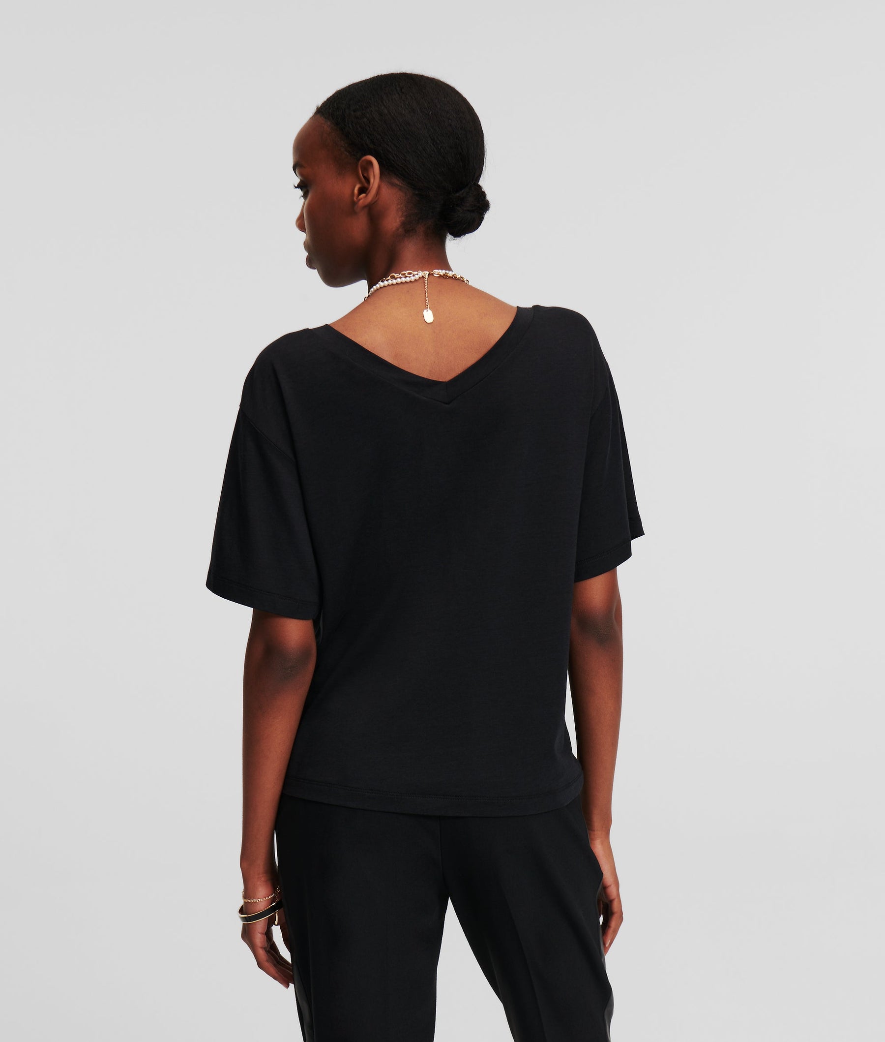 SIGNATURE V-NECK T-SHIRT