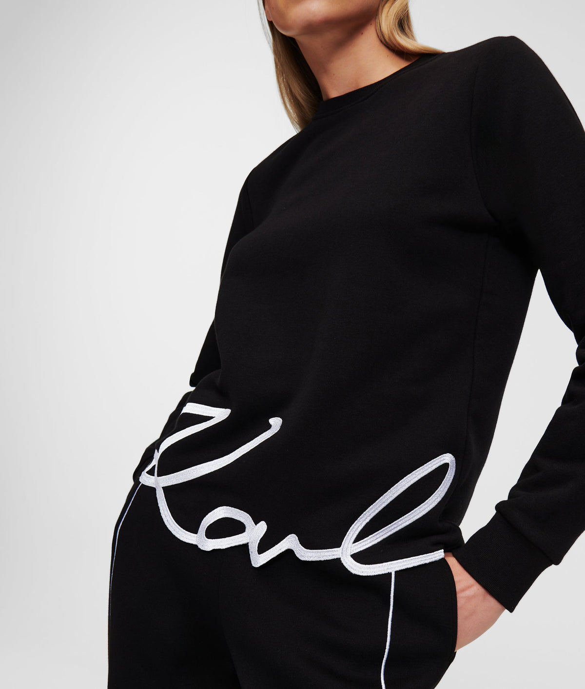 SIGNATURE HEM SWEATSHIRT