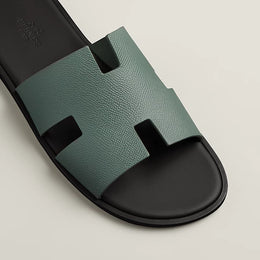 Izmir sandal in Vert Cèdre / Marron Ébène