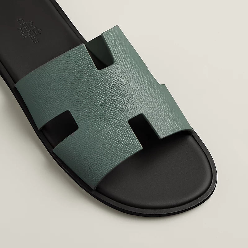 Izmir sandal in Vert Cèdre / Marron Ébène