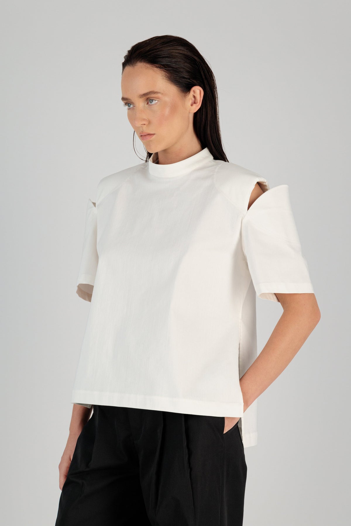 TWILL SHOULDER CUTOUT TEE
