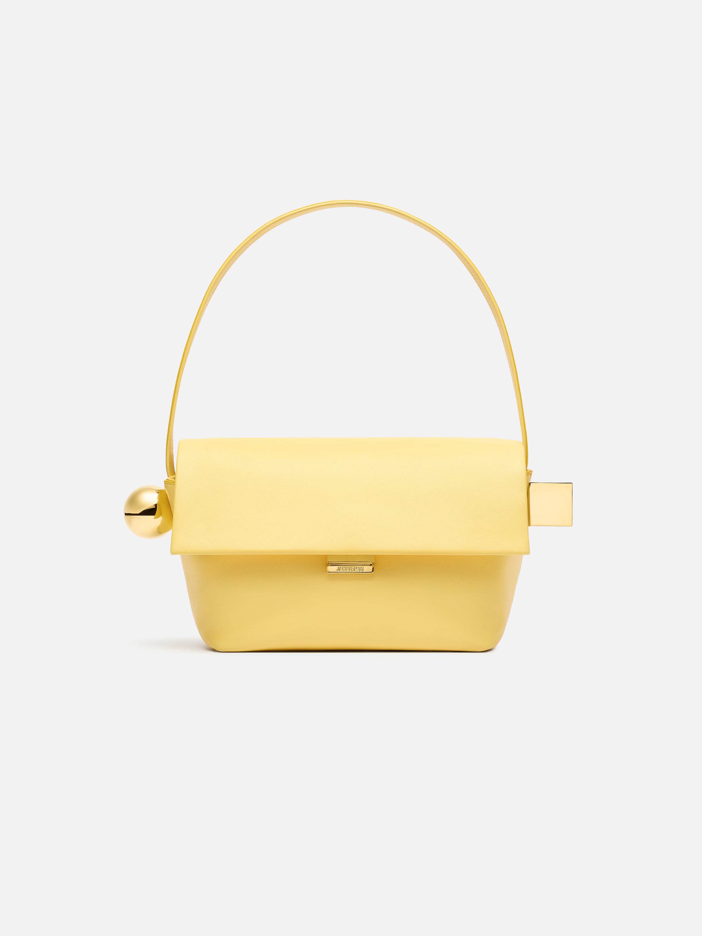 The Rond Carré Shoulder bag with flap.