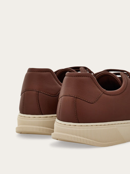 Elastic lace sneaker