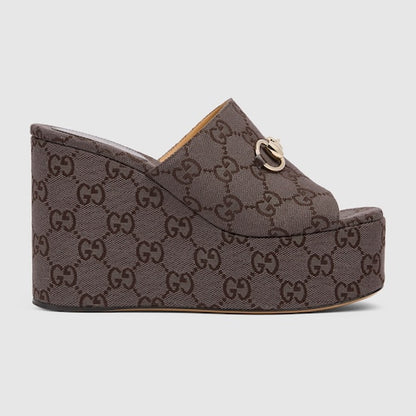 Sandalias con cuña Horsebit para mujer