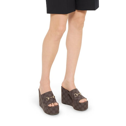 Sandalias con cuña Horsebit para mujer