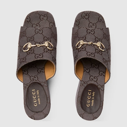 Sandalias con cuña Horsebit para mujer