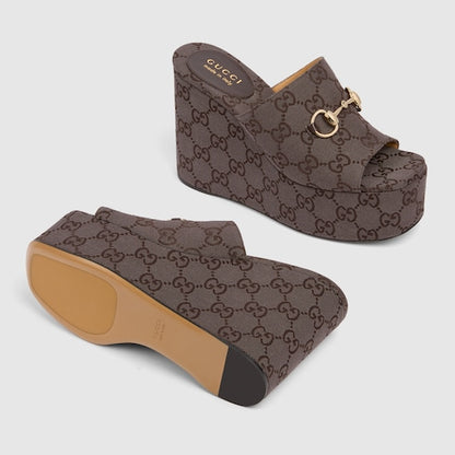 Sandalias con cuña Horsebit para mujer