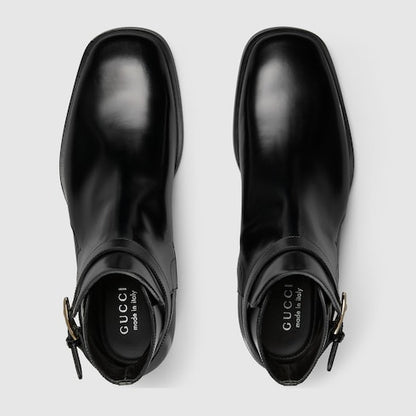 Men's boot with buckle