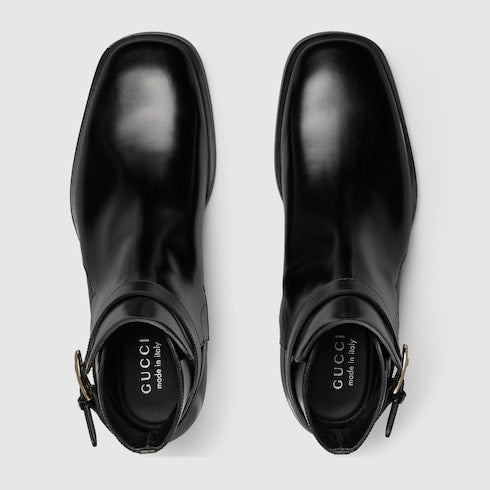 Men's boot with buckle