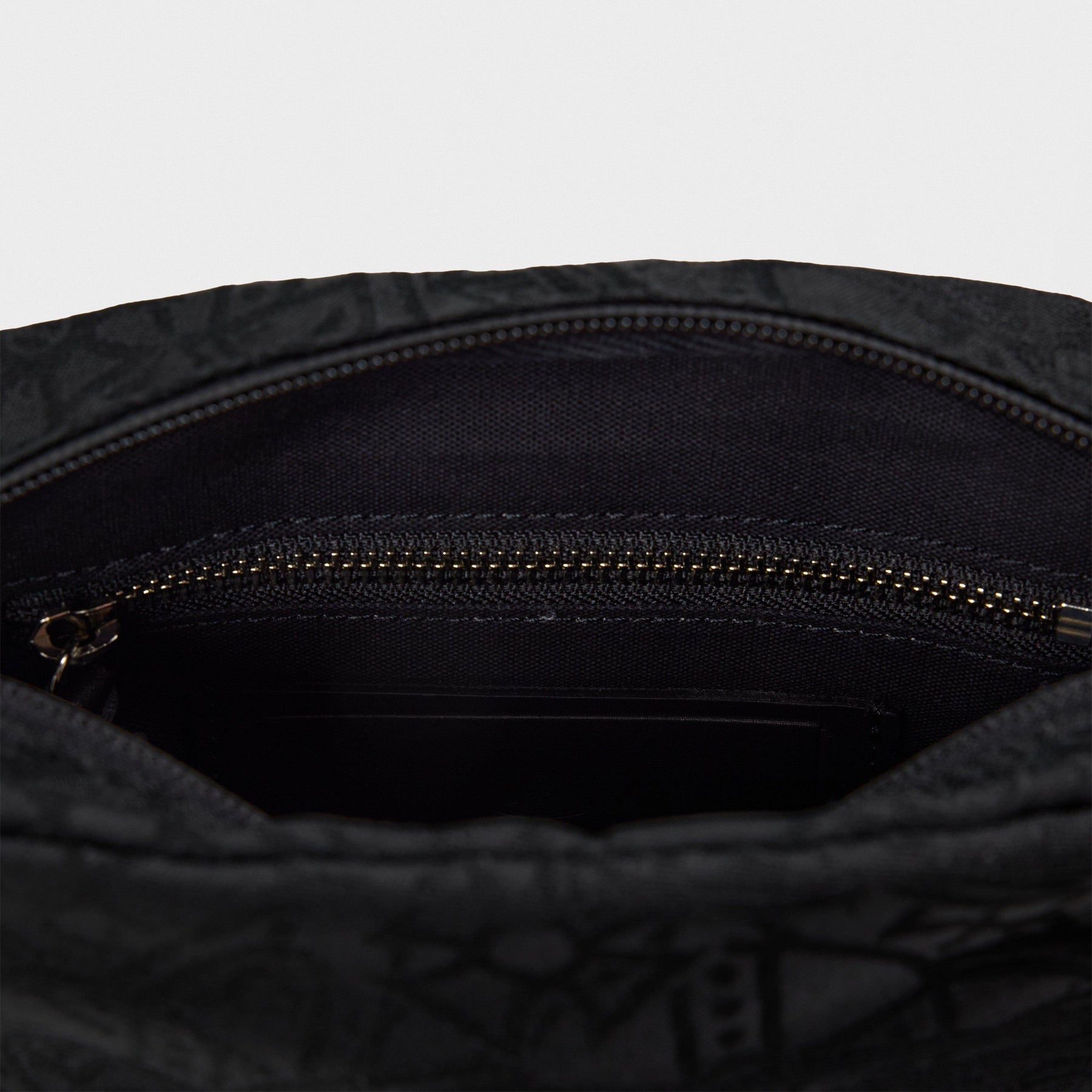 VW Luke Crossbody Bag54