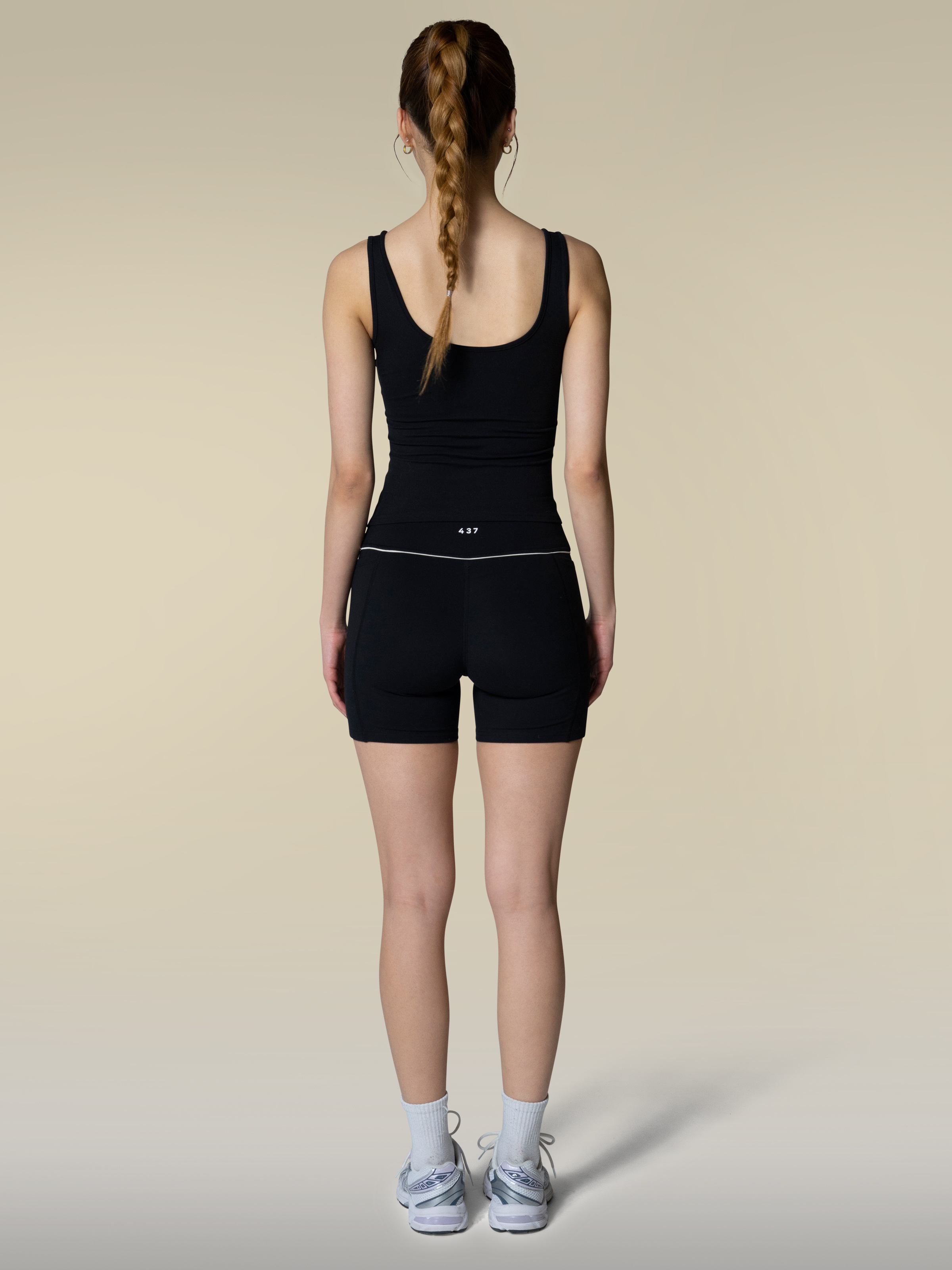 The Studio Short / Black-Crème