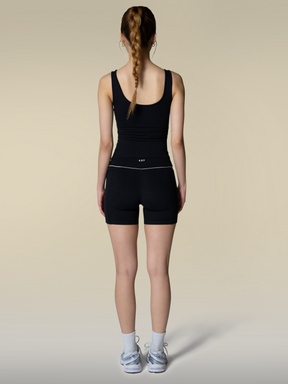 The Studio Short / Black-Crème
