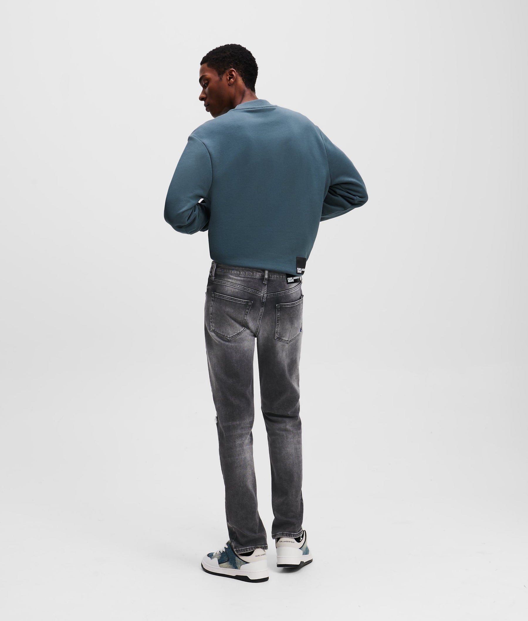 DISTRESSED SLIM JEANS