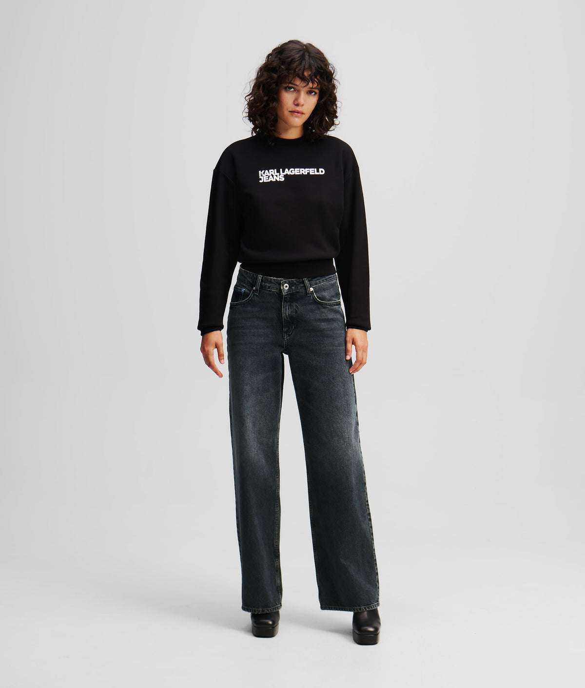 MID-RISE RELAXED JEANS