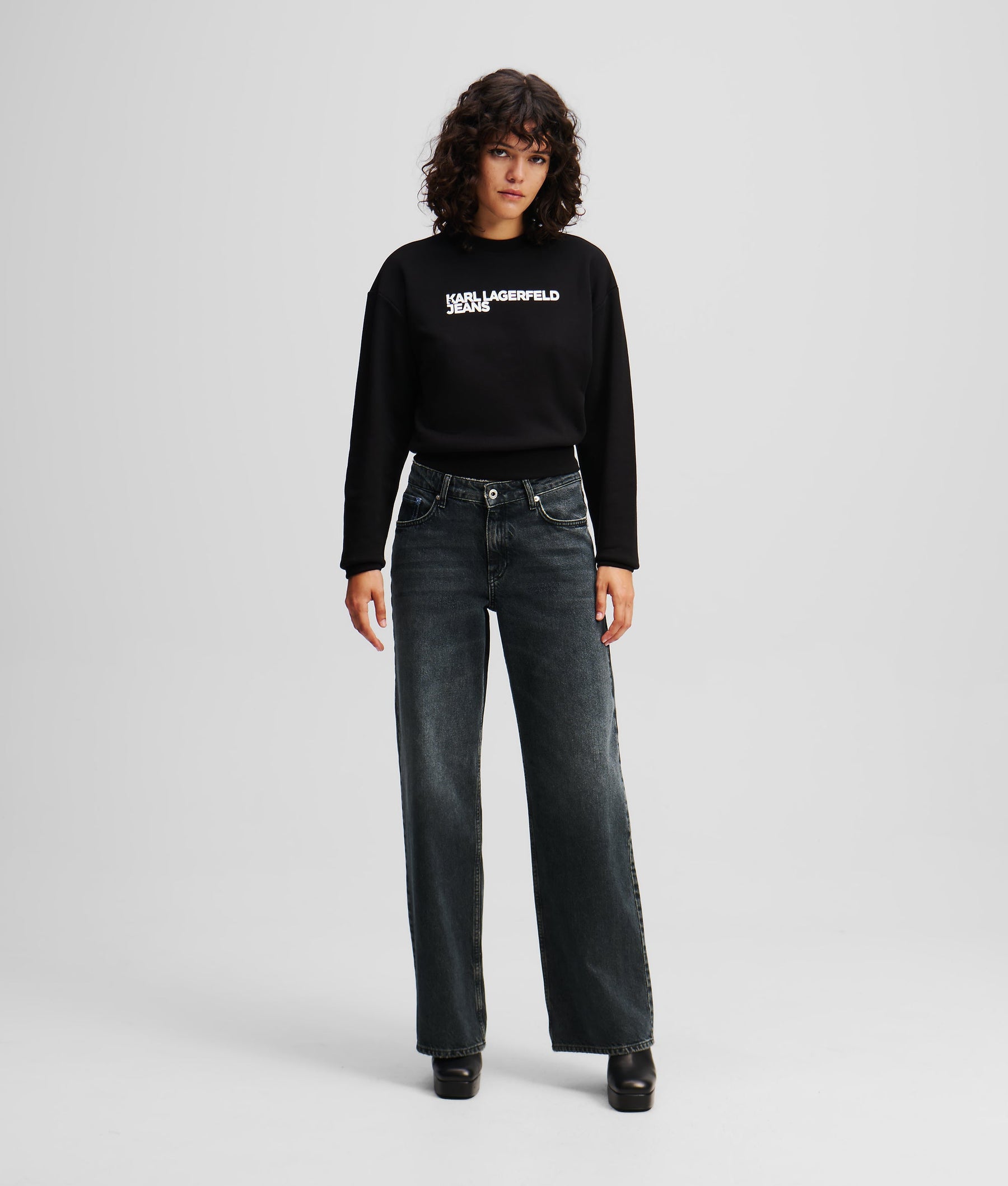 MID-RISE RELAXED JEANS